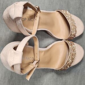 Top Moda Elegant Beige Heels with Gold Accents Size 7